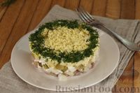 Фото к рецепту: Слоёный салат с сельдью, яблоком, маринованными огурцами и яйцами