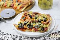 Фото к рецепту: Пицца на слоёном корже с охотничьими колбасками, маслинами и болгарским перцем