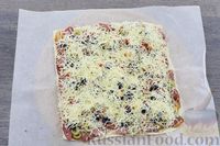 Фото приготовления рецепта: Пицца на слоёном корже с охотничьими колбасками, маслинами и болгарским перцем - шаг №7
