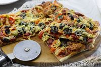 Фото приготовления рецепта: Пицца на слоёном корже с охотничьими колбасками, маслинами и болгарским перцем - шаг №9