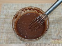 Фото приготовления рецепта: Шоколадный торт с вишней и сметанным кремом (в микроволновке) - шаг №7