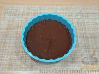 Фото приготовления рецепта: Шоколадный торт с вишней и сметанным кремом (в микроволновке) - шаг №8