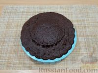 Фото приготовления рецепта: Шоколадный торт с вишней и сметанным кремом (в микроволновке) - шаг №9