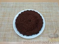 Фото приготовления рецепта: Шоколадный торт с вишней и сметанным кремом (в микроволновке) - шаг №16