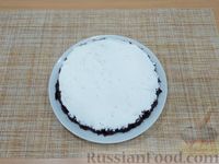 Фото приготовления рецепта: Шоколадный торт с вишней и сметанным кремом (в микроволновке) - шаг №17