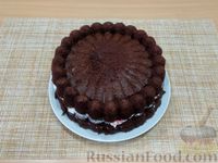 Фото приготовления рецепта: Шоколадный торт с вишней и сметанным кремом (в микроволновке) - шаг №20