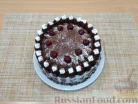 Фото приготовления рецепта: Шоколадный торт с вишней и сметанным кремом (в микроволновке) - шаг №21