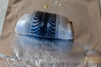 Фото приготовления рецепта: Запечённый рулет из скумбрии с рисом и сыром - шаг №9