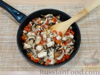 Фото приготовления рецепта: Булгур с курицей, овощами и грибами - шаг №9