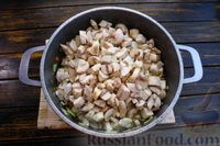 Фото приготовления рецепта: Суп с капустой, грибами и сливками - шаг №8
