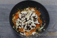 Фото приготовления рецепта: Гороховая каша с тушёнкой и грибами - шаг №9