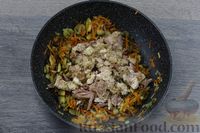 Фото приготовления рецепта: Гороховая каша с тушёнкой и грибами - шаг №10