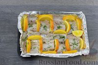 Фото приготовления рецепта: Рыба с апельсинами, сыром и орехами (в духовке) - шаг №8