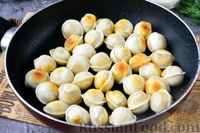 Фото приготовления рецепта: Пельмени, жаренные с грибами, в сметане - шаг №6