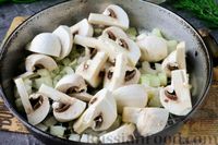 Фото приготовления рецепта: Пельмени, жаренные с грибами, в сметане - шаг №4
