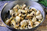 Фото приготовления рецепта: Пельмени, жаренные с грибами, в сметане - шаг №5