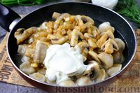 Фото приготовления рецепта: Пельмени, жаренные с грибами, в сметане - шаг №9
