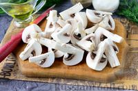 Фото приготовления рецепта: Пельмени, жаренные с грибами, в сметане - шаг №3