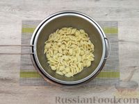 Фото приготовления рецепта: Запеканка из макарон с грибами, помидорами и сыром - шаг №5