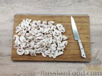 Фото приготовления рецепта: Запеканка из макарон с грибами, помидорами и сыром - шаг №3