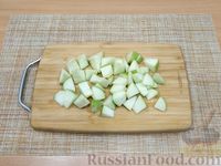 Фото приготовления рецепта: Овсянка с творогом и карамелизированным яблоком - шаг №4