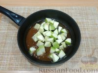 Фото приготовления рецепта: Овсянка с творогом и карамелизированным яблоком - шаг №7