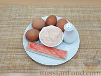 Фото приготовления рецепта: Яйца, фаршированные крабовыми палочками и икрой - шаг №1