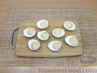 Фото приготовления рецепта: Яйца, фаршированные крабовыми палочками и икрой - шаг №4