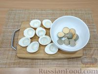 Фото приготовления рецепта: Яйца, фаршированные крабовыми палочками и икрой - шаг №5