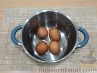 Фото приготовления рецепта: Яйца, фаршированные крабовыми палочками и икрой - шаг №2