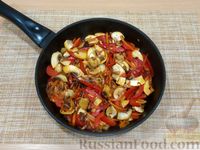 Фото приготовления рецепта: Фунчоза с грибами, овощами и фрикадельками - шаг №11