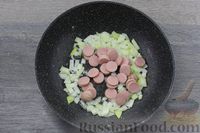 Фото приготовления рецепта: Макароны с сосисками, сыром и яйцом - шаг №5