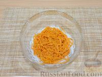 Фото приготовления рецепта: Салат с фунчозой, морковью по-корейски и огурцами - шаг №5