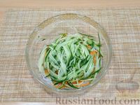 Фото приготовления рецепта: Салат с фунчозой, морковью по-корейски и огурцами - шаг №6