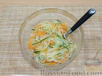 Фото приготовления рецепта: Салат с фунчозой, морковью по-корейски и огурцами - шаг №7