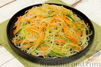 Фото приготовления рецепта: Салат с фунчозой, морковью по-корейски и огурцами - шаг №8