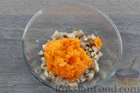 Фото приготовления рецепта: Закуска из селёдки с плавленым сыром, морковью и яйцами - шаг №5