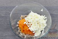 Фото приготовления рецепта: Закуска из селёдки с плавленым сыром, морковью и яйцами - шаг №6