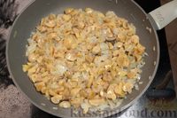 Фото приготовления рецепта: Дрожжевые слоёные пирожки с картошкой и маринованными грибами (в духовке) - шаг №6