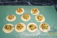 Фото приготовления рецепта: Дрожжевые слоёные пирожки с картошкой и маринованными грибами (в духовке) - шаг №13