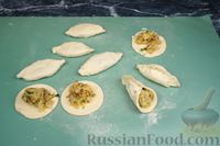 Фото приготовления рецепта: Дрожжевые слоёные пирожки с картошкой и маринованными грибами (в духовке) - шаг №14