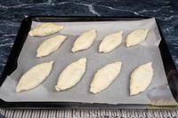 Фото приготовления рецепта: Дрожжевые слоёные пирожки с картошкой и маринованными грибами (в духовке) - шаг №15