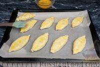 Фото приготовления рецепта: Дрожжевые слоёные пирожки с картошкой и маринованными грибами (в духовке) - шаг №16