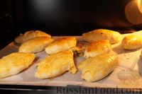 Фото приготовления рецепта: Дрожжевые слоёные пирожки с картошкой и маринованными грибами (в духовке) - шаг №17