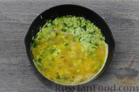 Фото приготовления рецепта: Рис с черемшой и яйцами - шаг №7