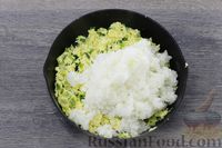 Фото приготовления рецепта: Рис с черемшой и яйцами - шаг №10