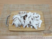 Фото приготовления рецепта: Фасоль в томатном соусе с грибами и болгарским перцем (на сковороде) - шаг №3