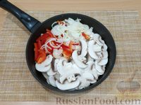 Фото приготовления рецепта: Фасоль в томатном соусе с грибами и болгарским перцем (на сковороде) - шаг №4