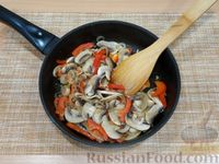 Фото приготовления рецепта: Фасоль в томатном соусе с грибами и болгарским перцем (на сковороде) - шаг №5