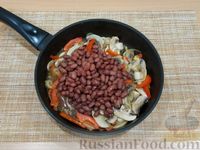 Фото приготовления рецепта: Фасоль в томатном соусе с грибами и болгарским перцем (на сковороде) - шаг №6